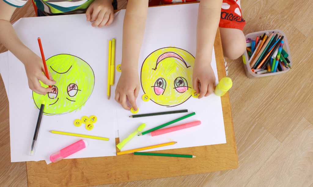 Kinderen tekenen emoties